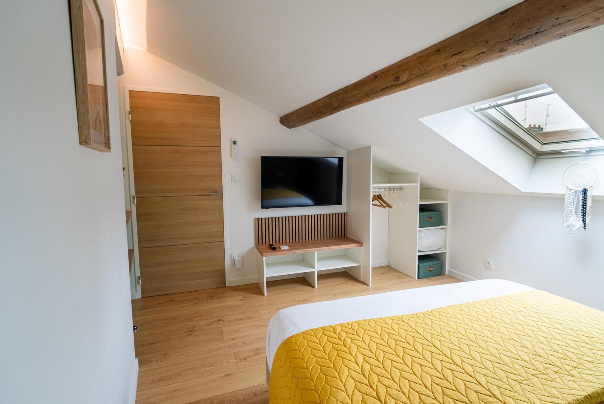 Au Duplex D'Or Centre Historique Apartment เบอซองซง ภายนอก รูปภาพ